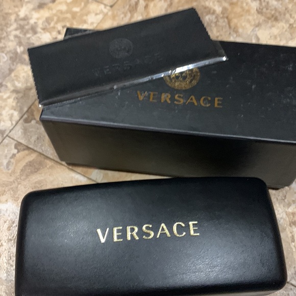 COPY - Versace sunglass holder with cleaning cloth and box. - Picture 3 of 4